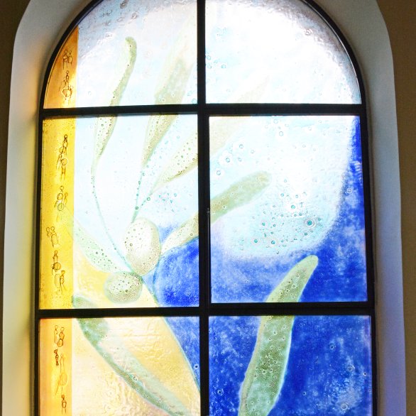 Vitrail d'église de création contemporaine invitant à un voyage à travers les Ecritures bibliques.