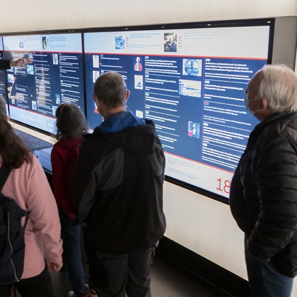 Eine Führungsgruppe in der Ausstellung