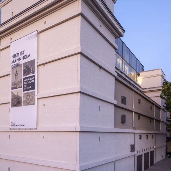 Das MARCHIVUM von der Seite mit Werbebanner "Hier ist Mannheim drin".