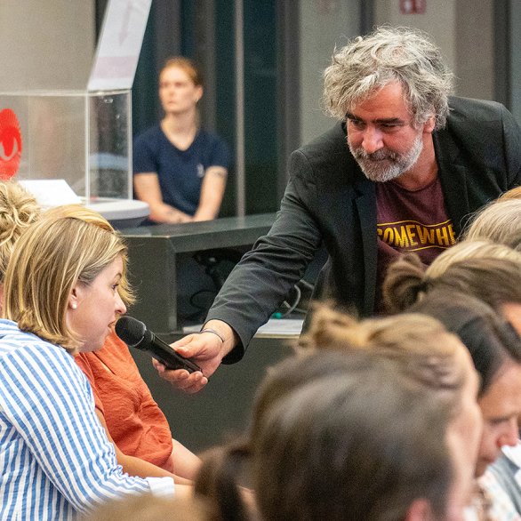 Deniz Yücel mit Publikum