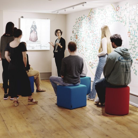 Eine Gruppe bei einer Führung durch den Salmen