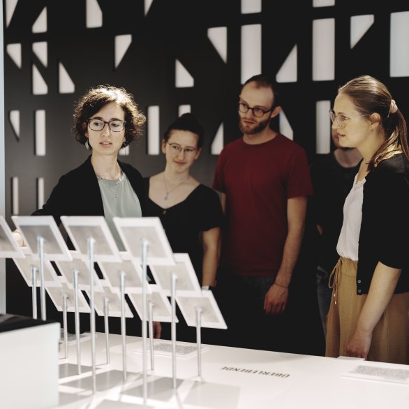 Eine Gruppe bei einer Führung durch den Salmen