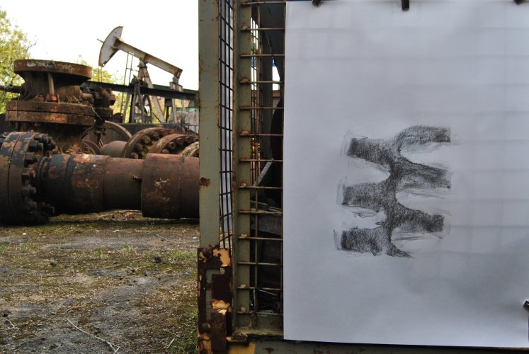 Dominique Haettel : Empreinte 2 Frottage de charbon de bois sur anciens pneus de camion avant rehauts dessinés Crédit photo DH
