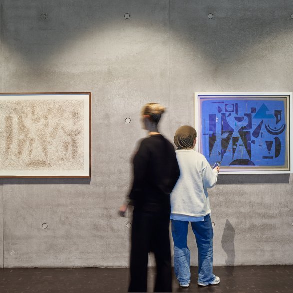 Werke der Mercedes-Benz Art Collection im Mercedes-Benz Museum“ zeigt die Kunstsammlung von Mercedes-Benz bedeutende Werke aus ihrer über 40-jährigen Geschichte. Rechts: Willi Baumeister, Ruhe und Bewegung, 1948. Öl mit Kunstharz auf Hartfaserplatte, Mercedes-Benz Art Collection. © VG Bild-Kunst, Bonn 2025. Links: Maximilian Prüfer, Fliegenbild: Willi Baumeister, Ruhe und Bewegung, 1948, 2023-24. Fliegenkot auf Papier, Mercedes-Benz Art Collection. © Maximilian Prüfer. Foto: Jürgen Altmann, Stuttgart.