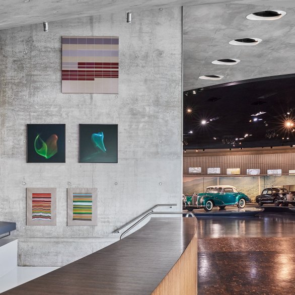 Blick in die neue „Now on View“-Ausstellung im Mercedes-Benz Museum in Stuttgart – oben mit einem Werk von José Heerkens (© José Heerkens), in der Mitte und unten Werke von Emilio Chapela (© Emilio Chapela). Mercedes-Benz Art Collection. Foto: Jürgen Altmann, Stuttgart. Die Verwendung dieses Fotos ist nur im Zusammenhang mit einer redaktionellen Berichterstattung über die Ausstellung „Now on View“ vom 11. November 2025 bis 31. Oktober 2027 im Mercedes-Benz Museum gestattet.