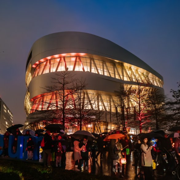 Großer Laternenumzug - Vom Mercedes-Benz Museum zum VfB Stuttgart