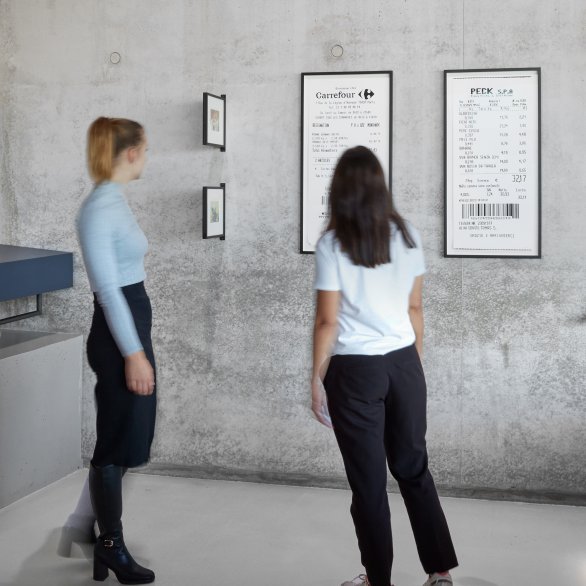 Now on View. Kai Fischer mit den Siebdrucken After Caravaggio, 2023, und After Cézanne, 2023. Mercedes-Benz Art Collection. Foto: Jürgen Altmann, Stuttgart.