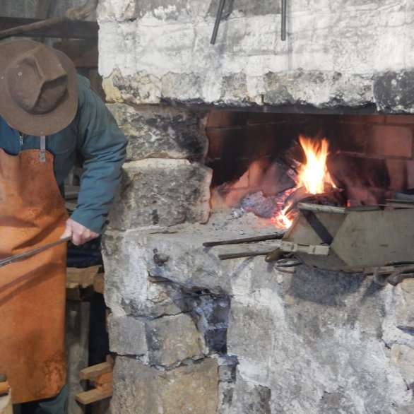 Un homme devant un feu ouvert
