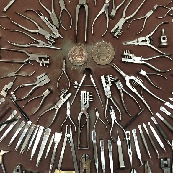 Détail vitrine avec des pinces de types différents