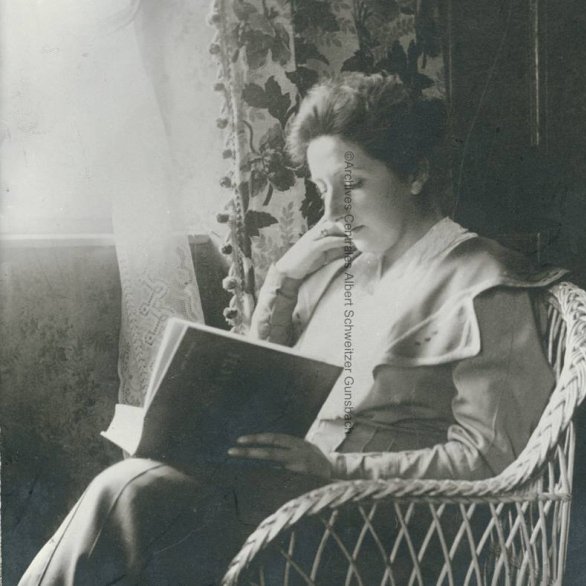 Hélène Bresslau-Schweitzer lit un livre sur le compositeur Bach