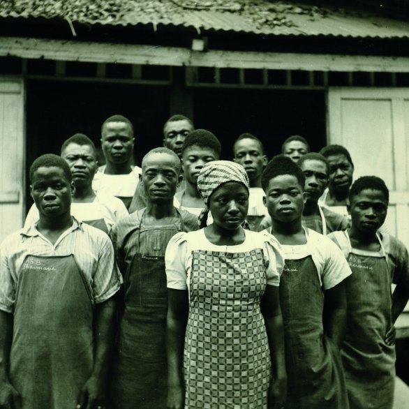 Groupe de femmes et d'hommes gabonais posant face à l'appareil photo, employés de l'hôpital de Lambaréné, Gabon