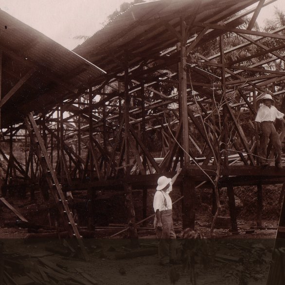 Deux hommes au centre de la charpente d'un bâtiment en construction