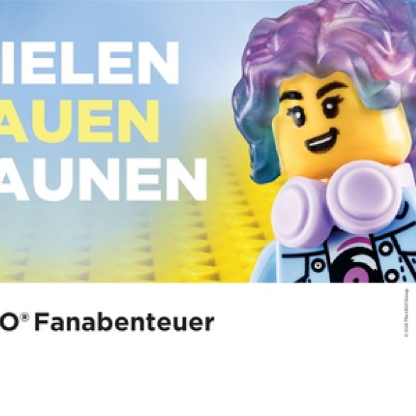 Plakat zur Ausstellung „Spielen. Bauen. Staunen. Das LEGO® Fanabenteuer“.