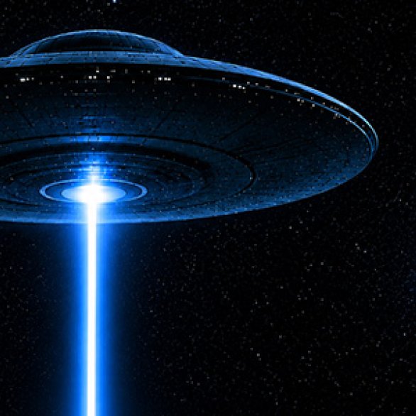 Symbolbild: UFO vor einem dunklen Sternenhimmel.