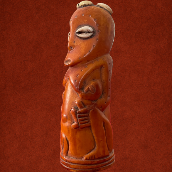 Mutterfigur der Lega, Elfenbein geschnitzt mit Kaurischnecken verziert, Kongo